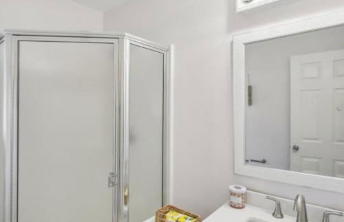 Newly Luxury Dream Home With 4 Bedroom 2 Full Bath, Full Body Massage Chair, 65Inch TV, Nice Deck, Fenced Backyard, Private Gym - Foto 5