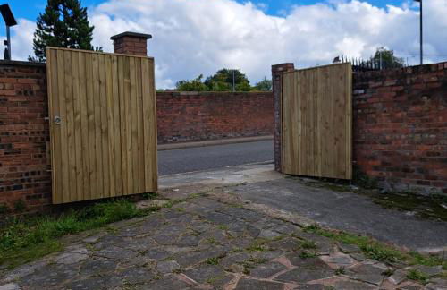 Spacious & comfy 4 bed house, 6 Beds, Free Private Parking & Wifi - Foto 31