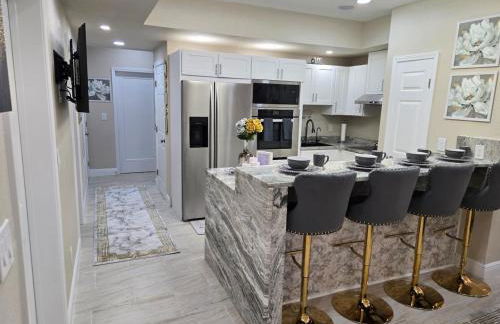 This luxury basement is the perfect getaway - Foto 9