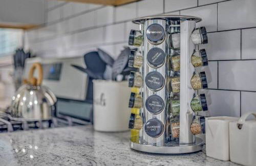 Modern Luxury with Pool Table 3BR-5BD Sleeps 10 - Foto 25