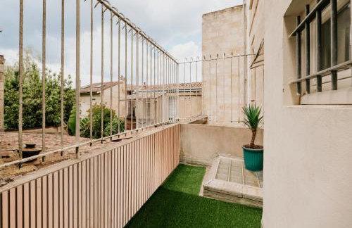 Spacious 5-Bedroom Home with Terrace, Air Conditioning and Parking - Photo 16