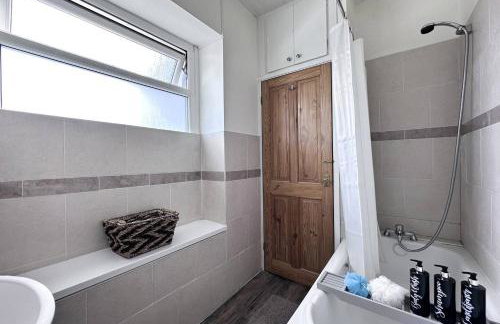 Chic Charming Classic 3bed w Ensuite - Pontypridd - Foto 17