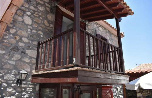 wood and stone in the path of lava - Foto 28