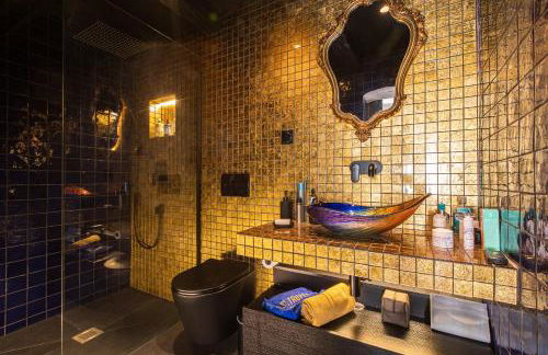 Steps from the Port! Chic 2-Bed in the Heart of Saint-Tropez - Photo 22