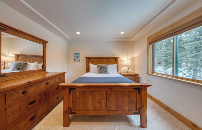 5 Mins to Ski Resort Ping Pong, Pool Table, Deck Donner Ridge by Avantstay - Foto 27