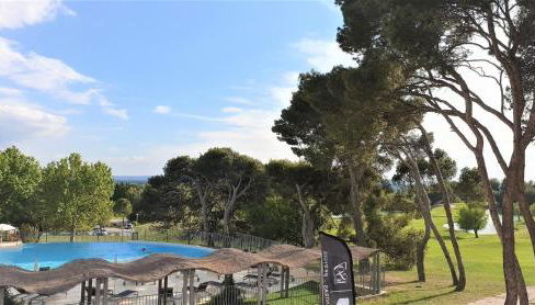 Côté Golf, bel appartement RDC avec terrasses dans Golf, piscine, tennis, à 5mn de l'Isle sur la Sorgue - Foto 3, sunbed