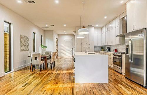 Uptown Modern with Private Patio & 1Gbps Wi-Fi - Foto 39