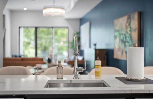 Immaculate Penthouse Double King Suite on Butler St with rooftop deck and free off street parking - Foto 17