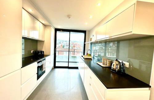 Sea View Ultra Modern 2 bedroom Apartment - 1 Min Walk to the Best Beach! - Great Location - FREE Parking - Fast WiFi - Smart TV - sleeps up to 4! Close to Purbeck, Corfe Castle, Sandbanks, Poole & Bournemouth - Foto 3