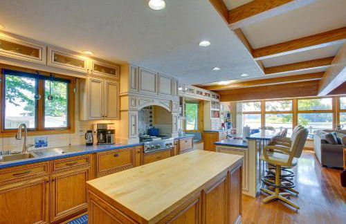 Sauna and Fireplaces! Lakefront Cadillac Retreat - Foto 6