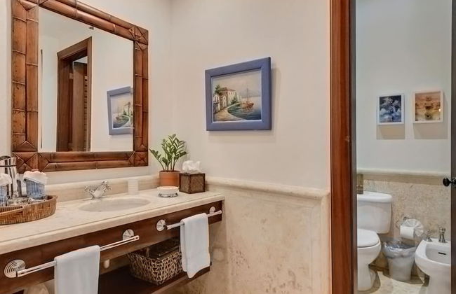 Magnificent Eight Bedroom Holiday Home - Photo 35