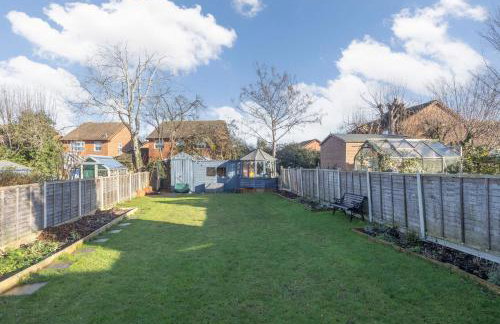 Charming 3 Bed Home in Churchdown with Hot Tub - Foto 25