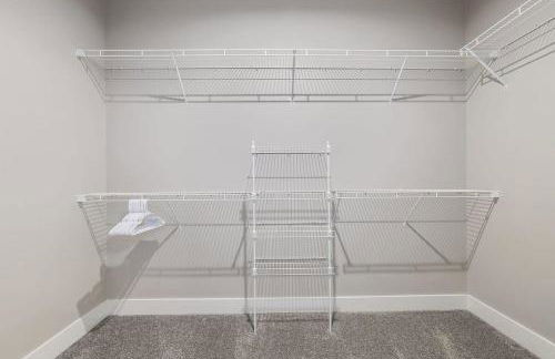 Modern 8BR 8BA Condo w Garage and Patio - Foto 8