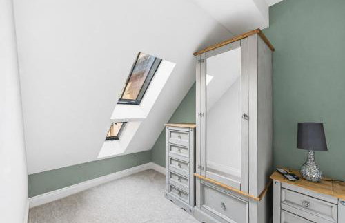 Loughton House - Central Location - Driveway Parking, Self-Check-In, Garden, Super-Fast Wifi and Smart TVs by Yoko Property - Foto 16