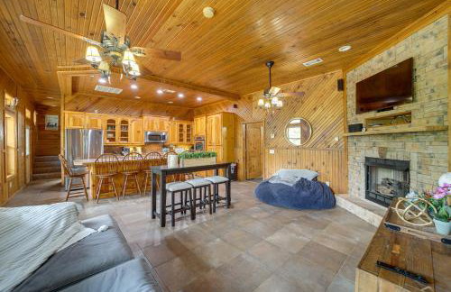 Lake Eufaula Cabin with Hot Tub and Large Deck - Foto 1