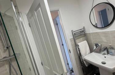 Detached 4BR House - Private Garden, Garage & Parking - Perfect for Long Stays, Families, Contractors - Photo 9