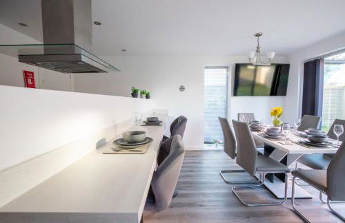 Luxury Deluxe - 4 bedrooms Villa - 6 beds - 10 Guests - Private Parking - Contractors Welcome - Trafford Stretford - Foto 13