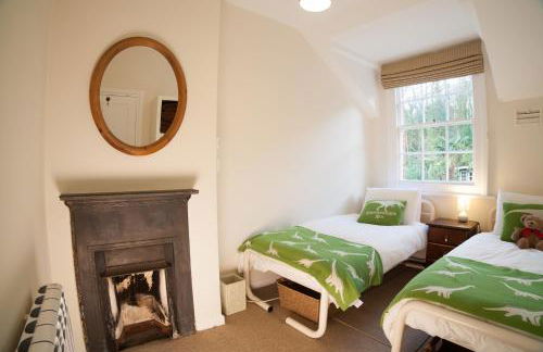 Fort Victoria Cottages - Sea View Cottage - Photo 6