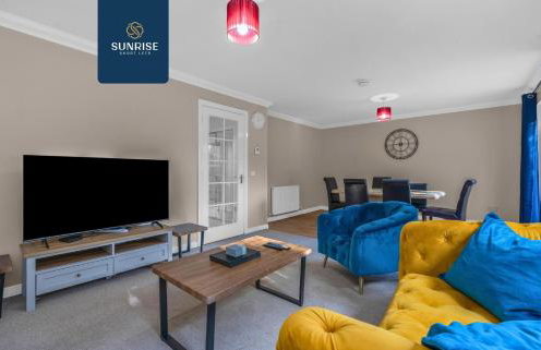 Muirton House 2 - INVOICE and REDUCED PRICE only via SUNRISE SHORT LETS DUNDEE, SLEEPS 8 has 4 Twin Bedrooms with 4 Car Parking, 2 Baths, 5 Smart TV, Fully Equipped, Garden, Free WiFi, and ONLY 9 Mins to STANNERGATE Ports - Foto 2