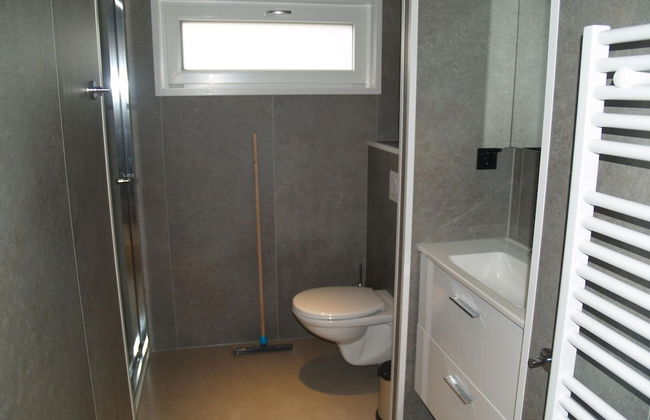 Modern Chalet With Dishwasher on a Holiday Park - Photo 25