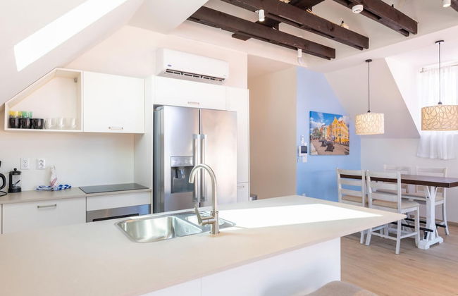 Historic Heartbeat 2BR Townhouse in Central Bliss - Foto 12