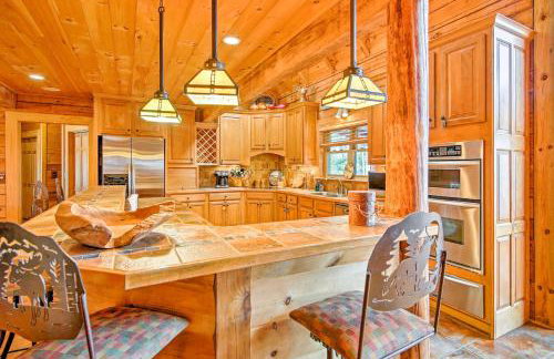 Lake Hartwell Lodge with Dock, Theater and Hot Tub! - Foto 7