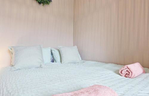 Spacious 4-Bedroom Home Near Station Seafront - Pass the Keys - Foto 37