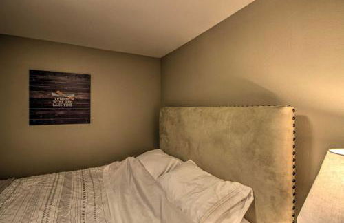 Lakefront Retreat with Dock and Game Room and Deck - Foto 19