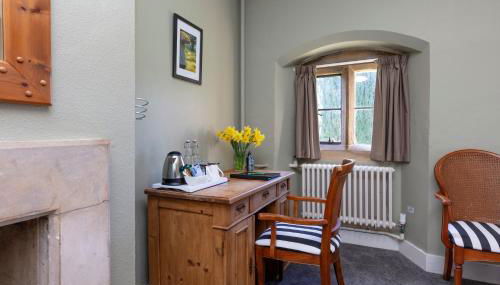 Charney Manor - Photo 2