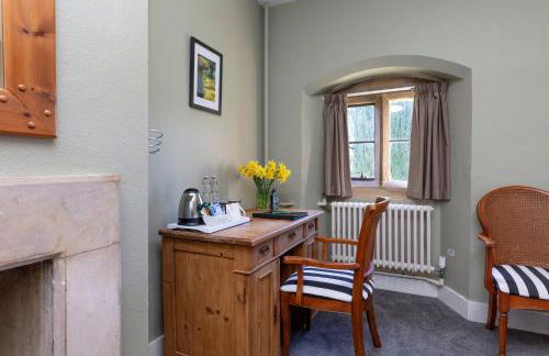 Charney Manor - Photo 2