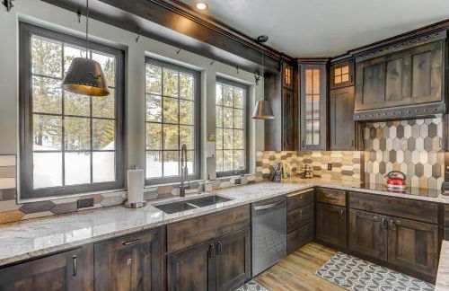 Camp 95 - Stunning Mountain Home - 4.5 Acres - Views - Hot Tub - Pet friendly - Private - Photo 18