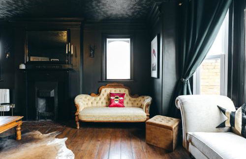 Large 7 Bedroom House for Families and Work Crews Hot Tub Parking Wi-Fi sleeps 17 - Foto 4