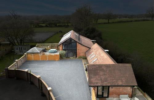 The Oaks Barn - A Countryside Luxury Rural Escape with Hot tub & Fire Pit! Tranquil Group Retreat - Sleeps 8, Pet Friendly & Off road Parking - By Blue Puffin Stays - Photo 50