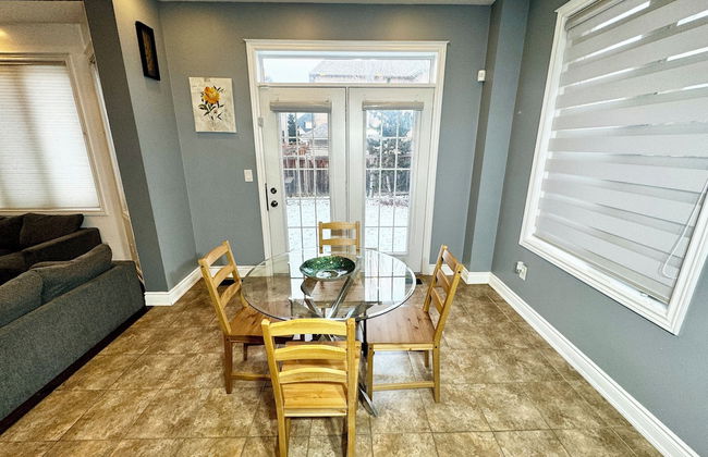 Spacious 4-Bedroom Retreat - Photo 22