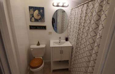 Beachy Bay Breeze Bungalow 2BR with parking and close to many amenities. - Foto 7