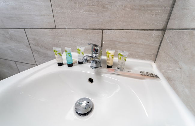 Modern Studio 10 Mins on Train to City! - Photo 8