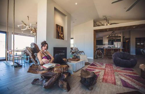 The Outlaw By The Cohost Company - Foto 35