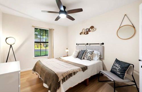 Charming & Bright W Lounging Pool and Hot Tub - Photo 14