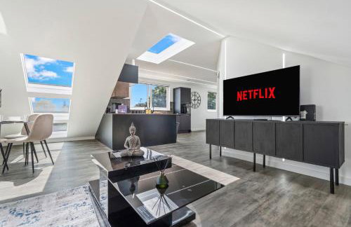 Stunning Penthouse-Style 2-Bed Uxbridge - Photo 2