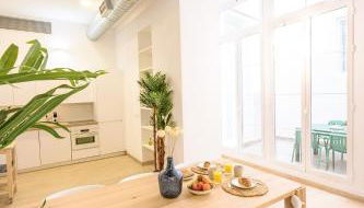 Modern 3 bedroom, city center with patio & high ceilings by 10ToSea - Foto 2