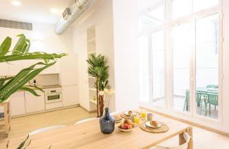 Modern 3 bedroom, city center with patio & high ceilings by 10ToSea - Photo 2