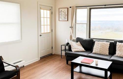 5BR Accessible Valley & Lake View Home Near Cornell - Sleeps 10 - Foto 7