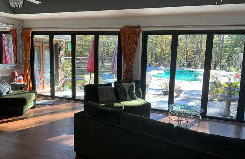 Quiet Forest Vacation home on a Private Road with Spacious Patios, Fire pit, Pet friendly and a Private pool - Foto 21