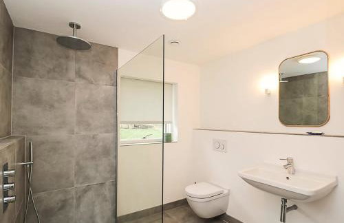 High Cogges Farm Holiday Cottages - The Cart Shed - Photo 12