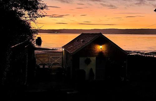 For Sea Lovers ! Coastguard Boat House right on Belfast Lough - Foto 2