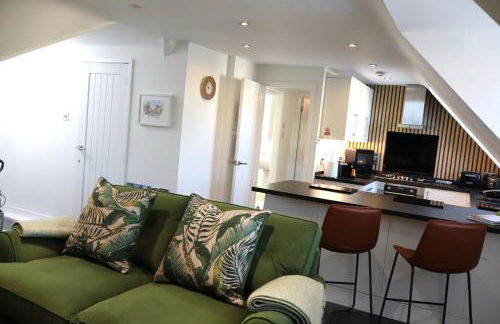 THE HIDEAWAY - LUXURY SELF CATERING COASTAL APARTMENT with PRIVATE ENTRANCE & KEY BOX ENTRY JUST A FEW MINUTES WALK TO THE BEACH, SOLENT WAY WALK, SHOPS and many EATERIES & BARS - FREE OFF ROAD PARKING,FULL KITCHEN, LOUNGE,BEDROOM , BATHROOM & WI-FI - Foto 41