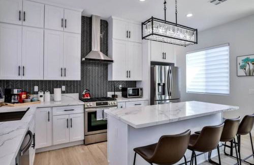 H&H New Built 2023 Hidden Gem Heart of OC 3 Queen Beds - Foto 4