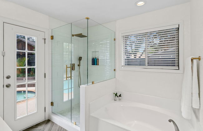 High End Home w Pool Hot Tub Gameroom - Photo 32