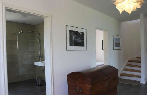 wassernahes Ferienhaus mit Meerblick und Schwimmbadnutzung in Sellin - Ferienhaus Rohrweihe - Foto 7