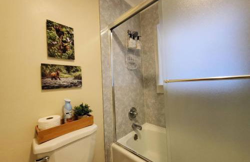 Updated Duplex with Mountain & Filtered Water View - Foto 14